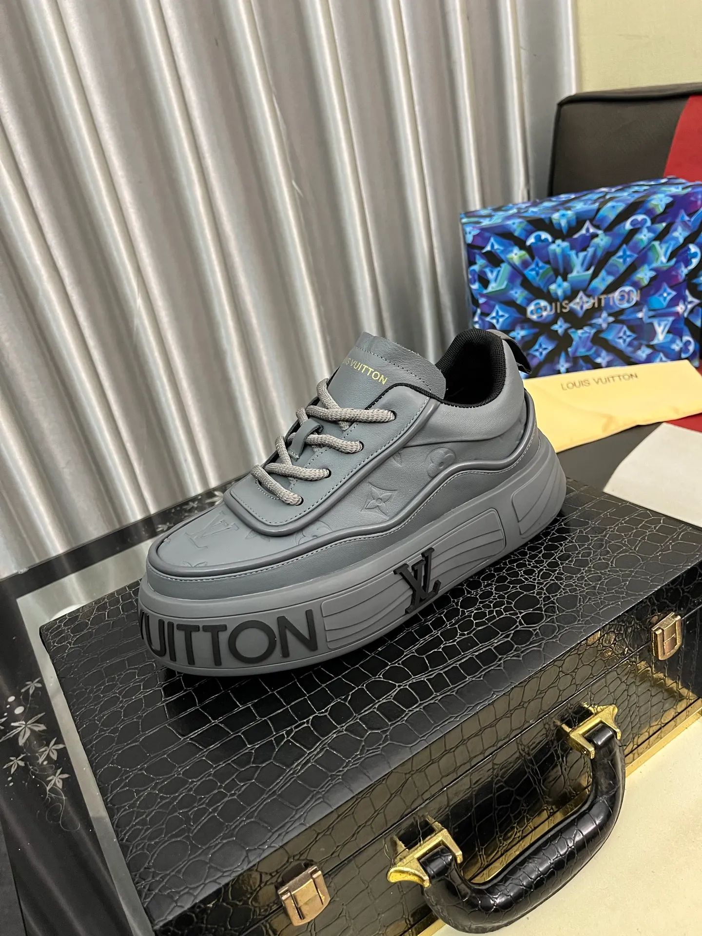 Men's shoes 💰560⌚️⌚️【LOUlS VUlTTON】Louis Vuitton ~ unique and casual style. LV counter purchasing 🏃casual shoes😍😍 Men's 2025 counters are on sale simultaneously, Italian imported brands select first-layer Italian cowhide. Cowhide leather lining (refuses to discolor and grind feet) Code number: 38-44 4⃣️colors available